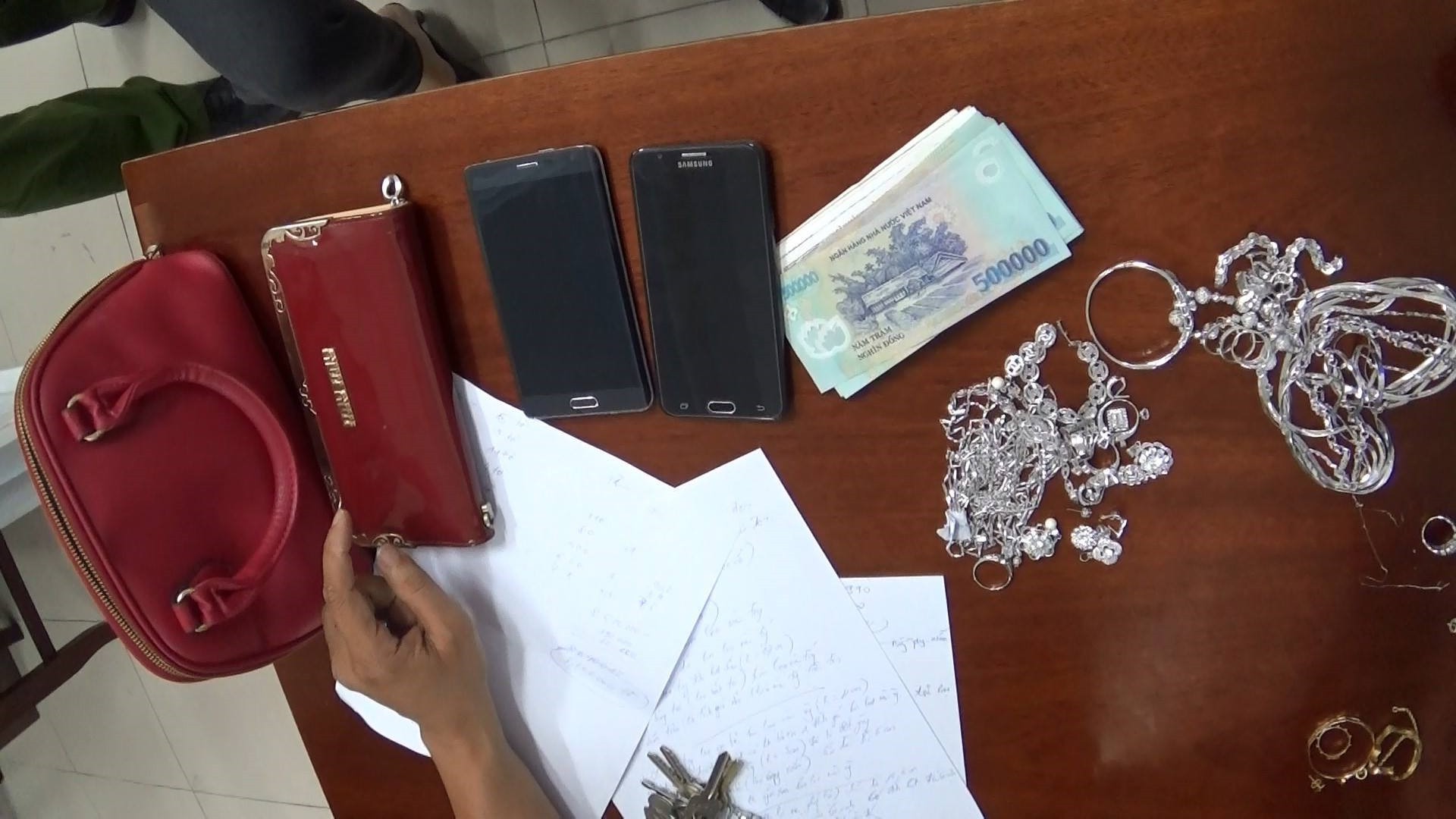 TP. HCM: Xe ô tô mở cửa đổ xăng, người phụ nữ ngồi trong bị cướp túi xách có nhiều tài sản giá trị