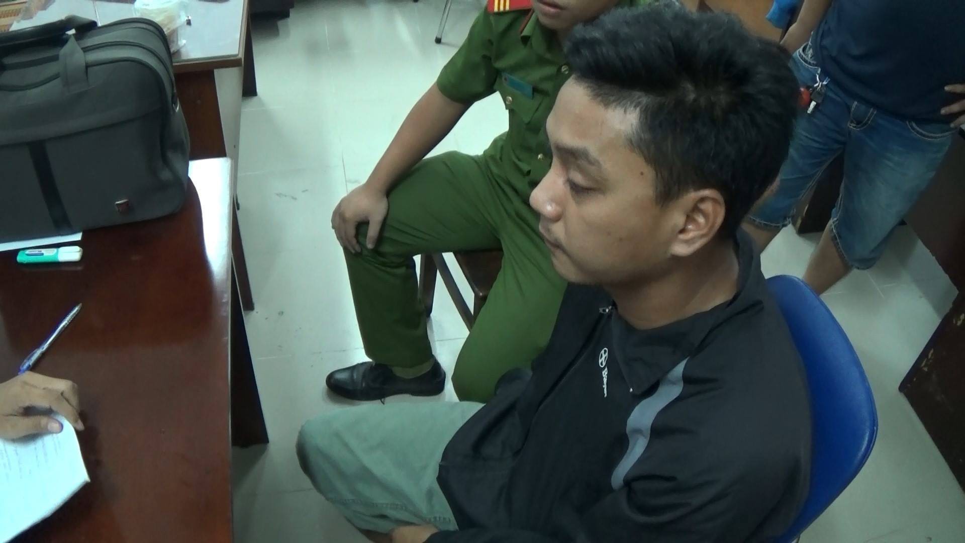 TP. HCM: Xe ô tô mở cửa đổ xăng, người phụ nữ ngồi trong bị cướp túi xách có nhiều tài sản giá trị