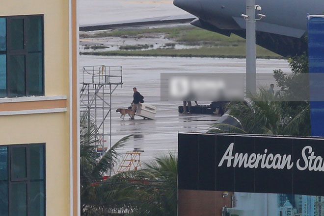 Đặc vụ Mỹ xuống sân bay Đà Nẵng, mang theo chó nghiệp vụ và thiết bị chuyên dụng