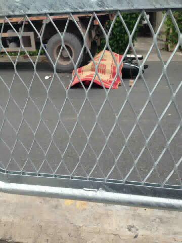 Quảng Ninh: Nam thanh niên tự đâm vào đuôi xe tải ngã ra đường, người dân cẩn thận mang chiếu ra đắp dù vẫn sống