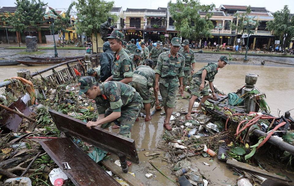 Lũ rút, quân đội cùng người dân Hội An tất bật dọn vệ sinh