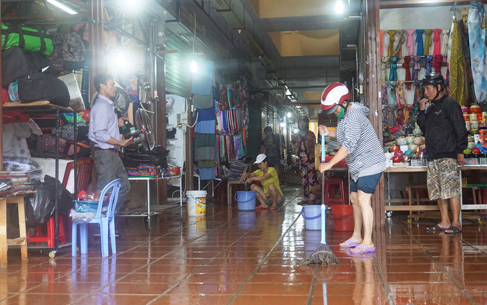 Lũ rút, quân đội cùng người dân Hội An tất bật dọn vệ sinh