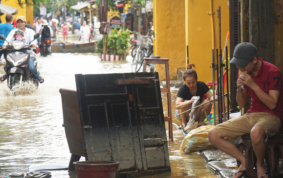 Lũ rút, quân đội cùng người dân Hội An tất bật dọn vệ sinh