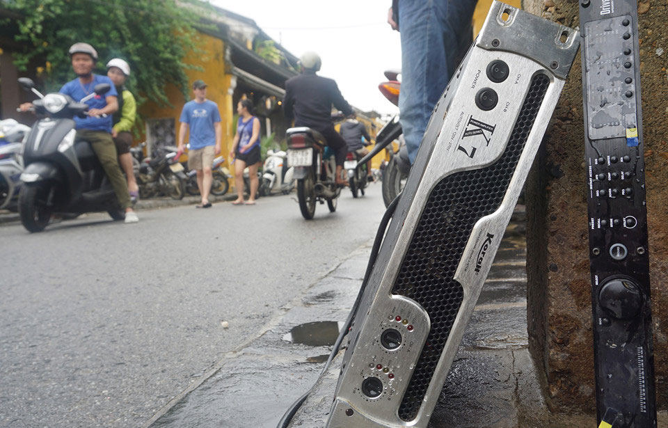 Lũ rút, quân đội cùng người dân Hội An tất bật dọn vệ sinh