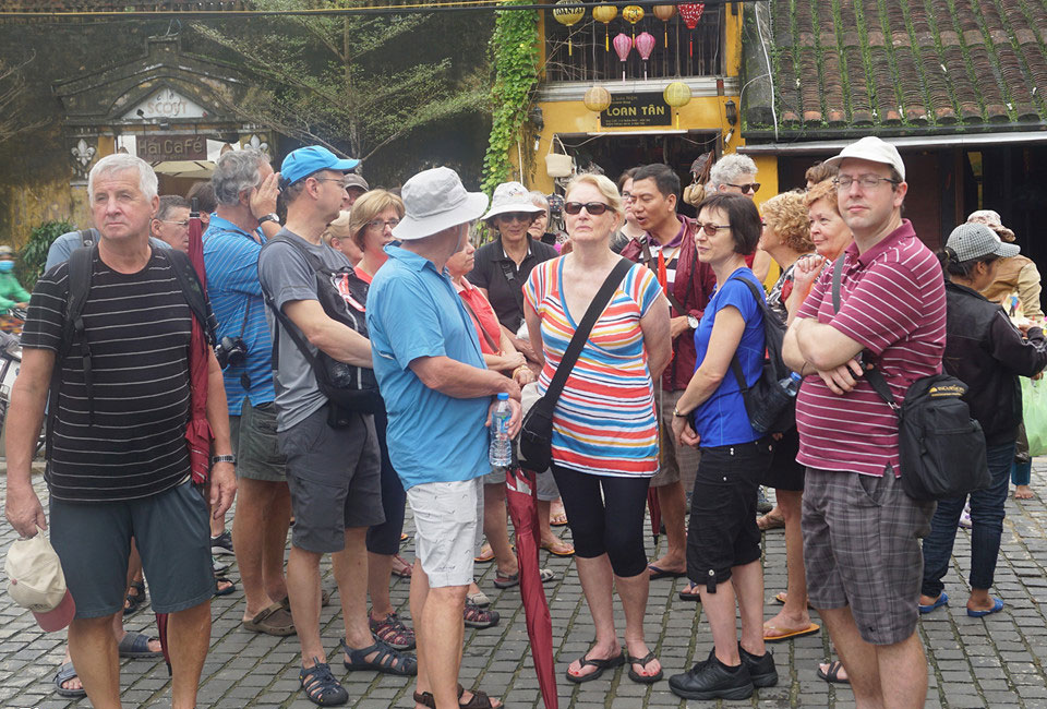 Lũ rút, quân đội cùng người dân Hội An tất bật dọn vệ sinh