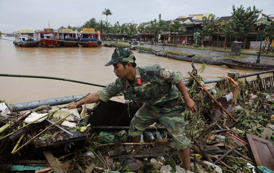 Lũ rút, quân đội cùng người dân Hội An tất bật dọn vệ sinh