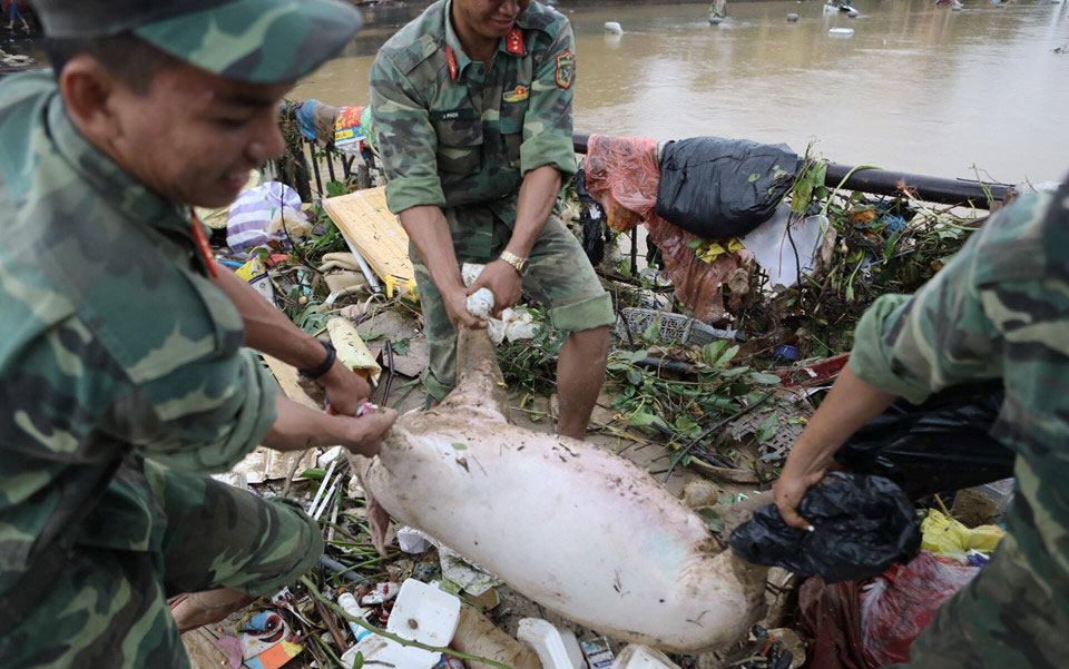 Lũ rút, quân đội cùng người dân Hội An tất bật dọn vệ sinh