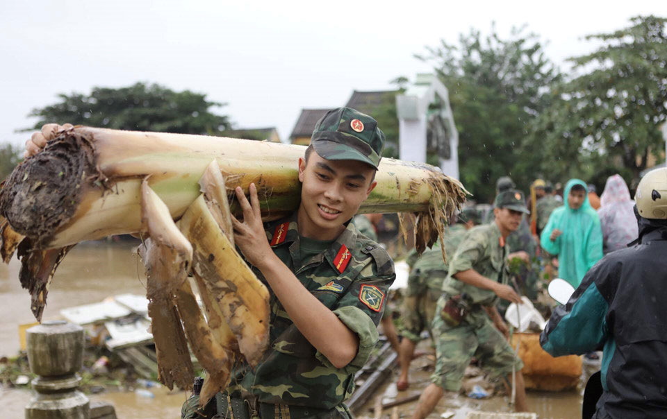 Lũ rút, quân đội cùng người dân Hội An tất bật dọn vệ sinh