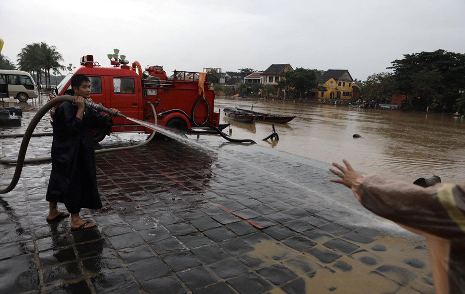 Lũ rút, quân đội cùng người dân Hội An tất bật dọn vệ sinh