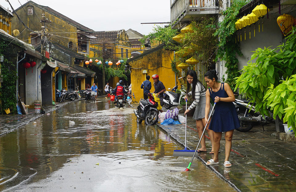 Lũ rút, quân đội cùng người dân Hội An tất bật dọn vệ sinh