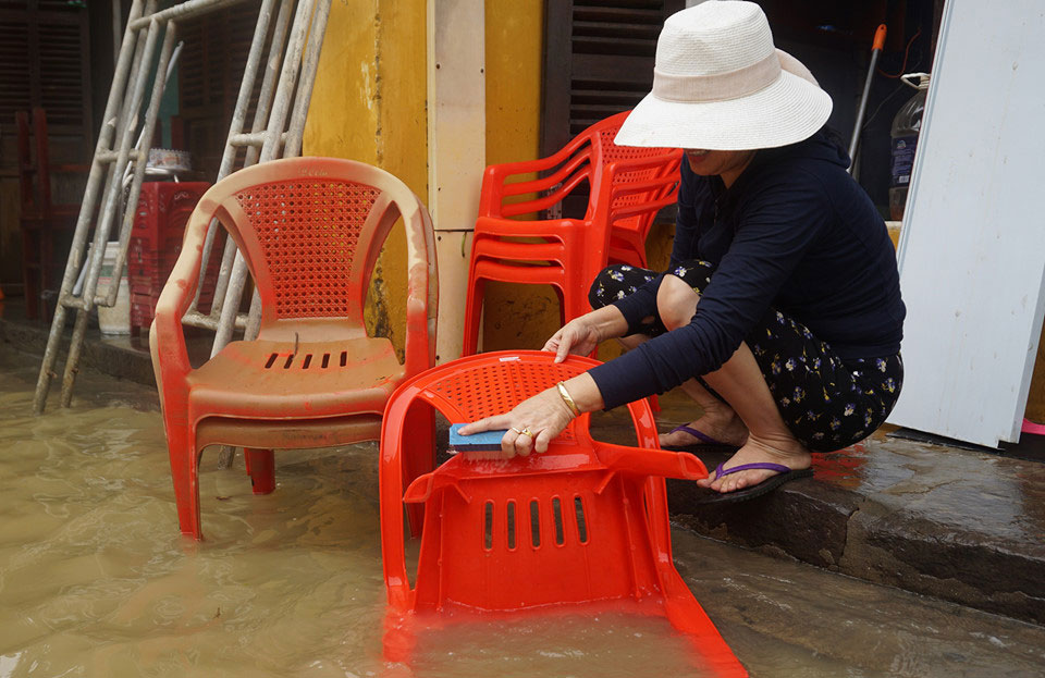 Lũ rút, quân đội cùng người dân Hội An tất bật dọn vệ sinh