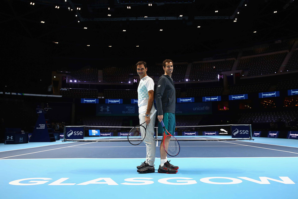 Federer mặc váy đánh bại Murray