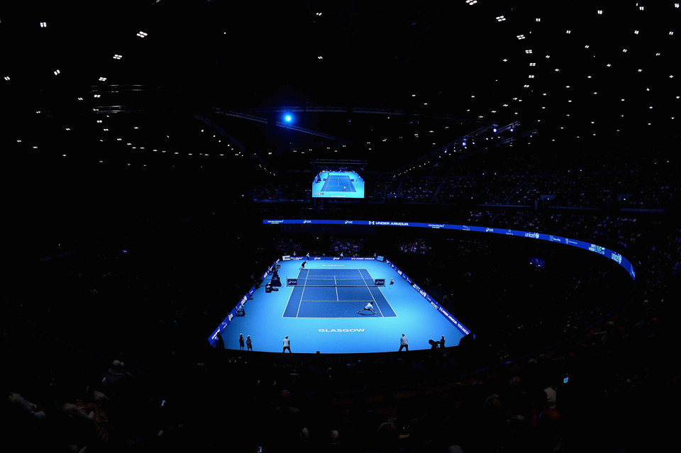 Federer mặc váy đánh bại Murray