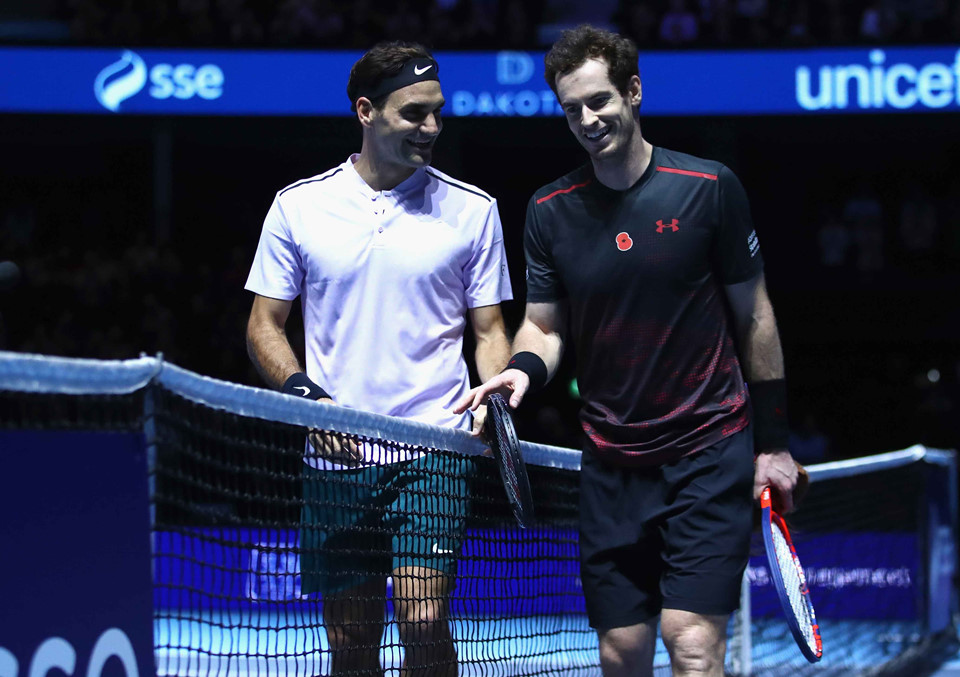 Federer mặc váy đánh bại Murray