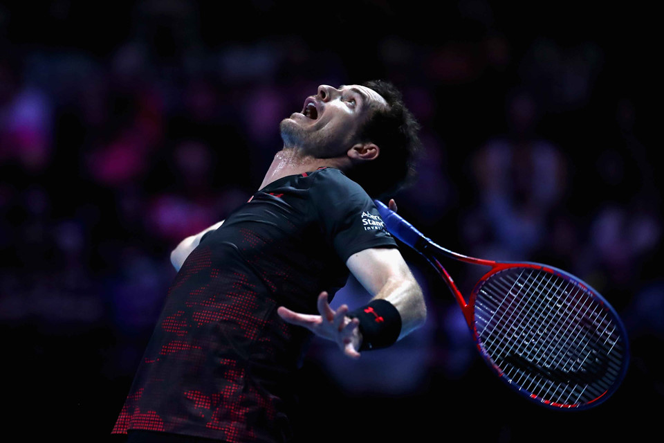 Federer mặc váy đánh bại Murray