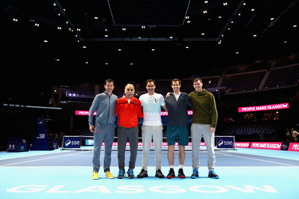 Federer mặc váy đánh bại Murray