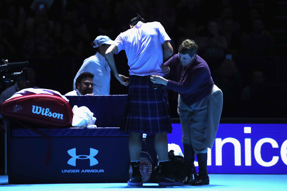 Federer mặc váy đánh bại Murray