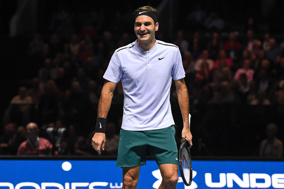Federer mặc váy đánh bại Murray