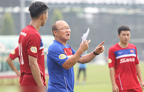 HLV Park Hang Seo muốn các tuyển thủ không tin đồng đội