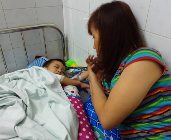 Nghịch dại bé 5 tuổi bỏng nặng, mẹ thiếu tiền đành cho con xuất viện sớm để dùng thuốc nam khiến con bị hoại tử