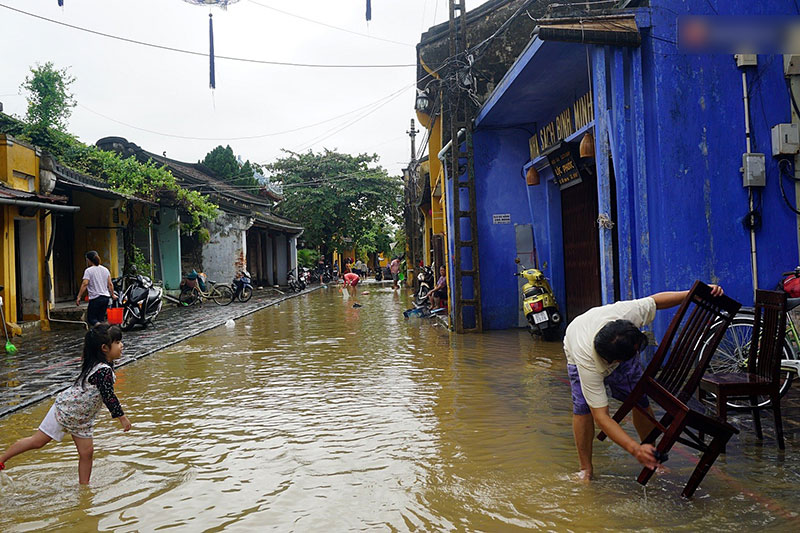 Người dân Hội An trắng đêm lau dọn hàng hóa, nhà cửa khi nước lũ vừa rút