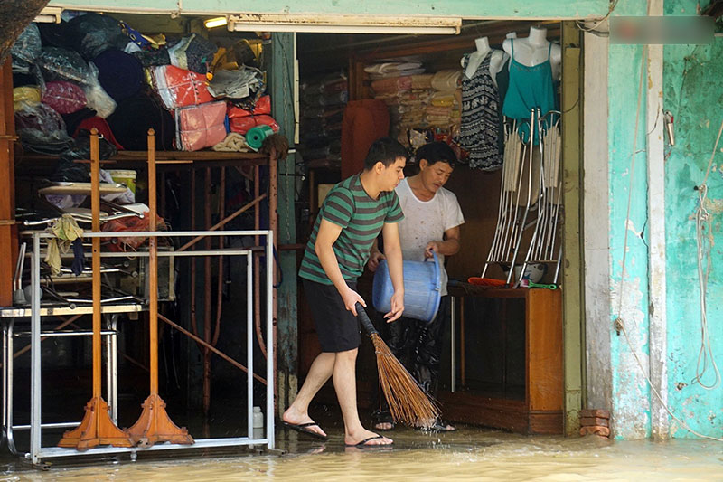 Người dân Hội An trắng đêm lau dọn hàng hóa, nhà cửa khi nước lũ vừa rút