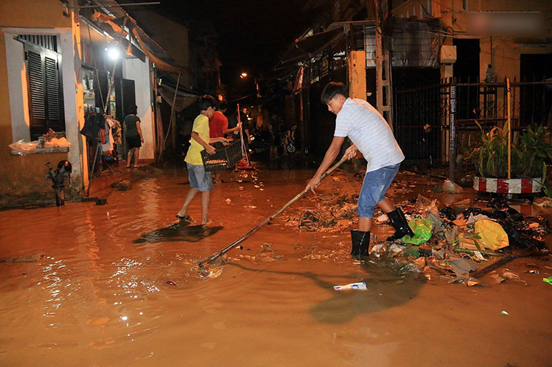 Người dân Hội An trắng đêm lau dọn hàng hóa, nhà cửa khi nước lũ vừa rút