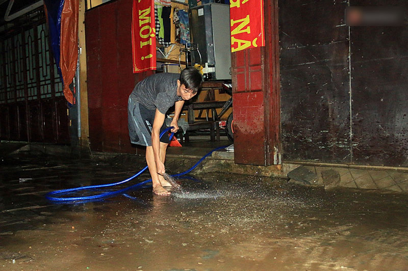 Người dân Hội An trắng đêm lau dọn hàng hóa, nhà cửa khi nước lũ vừa rút