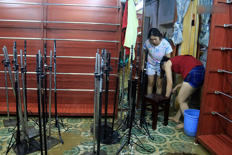 Người dân Hội An trắng đêm lau dọn hàng hóa, nhà cửa khi nước lũ vừa rút