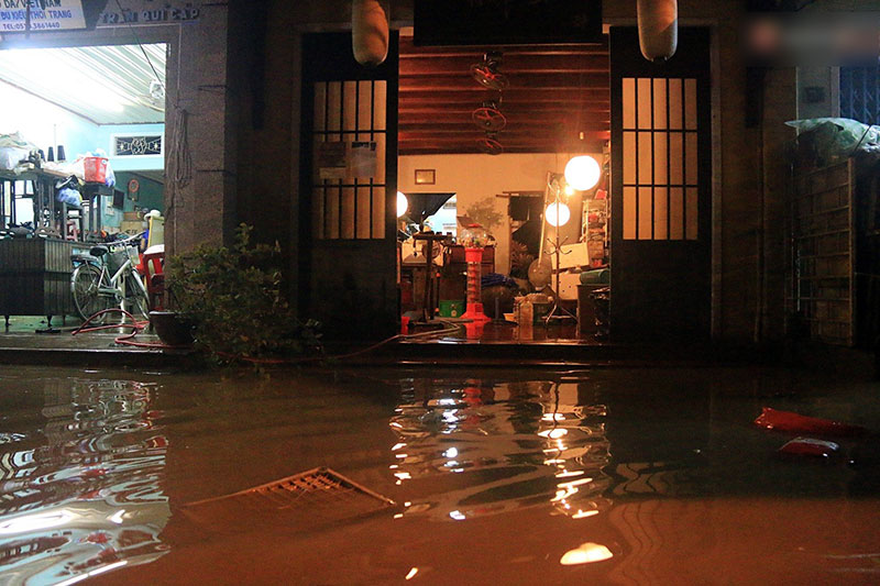 Người dân Hội An trắng đêm lau dọn hàng hóa, nhà cửa khi nước lũ vừa rút