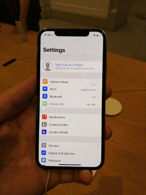 Màn hình iPhone X đổi màu khi nhìn nghiêng Màn hình iPhone X đổi màu khi nhìn nghiêng
