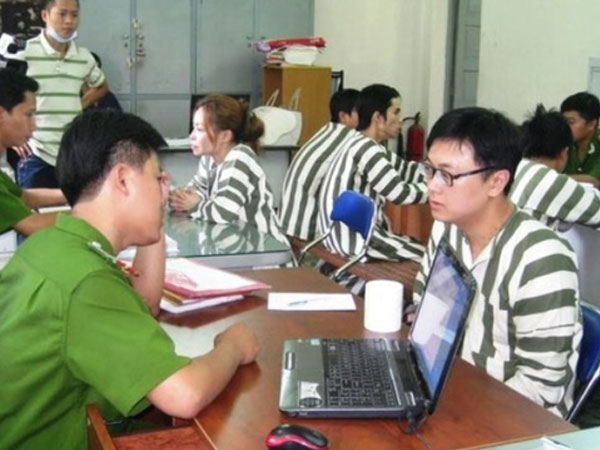 Nghe điện thoại xong, mất gần 1,2 tỉ