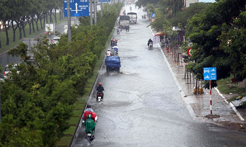 Người Sài Gòn tả tơi trong cơn mưa lớn kéo dài