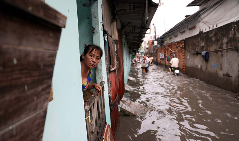 Người Sài Gòn tả tơi trong cơn mưa lớn kéo dài