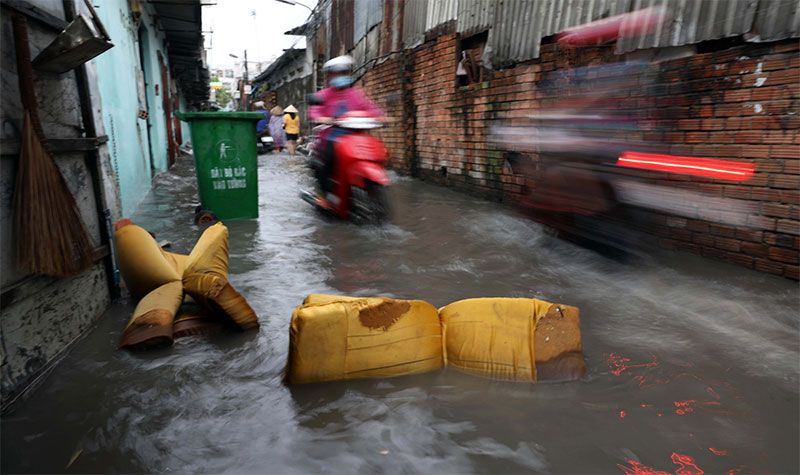 Người Sài Gòn tả tơi trong cơn mưa lớn kéo dài