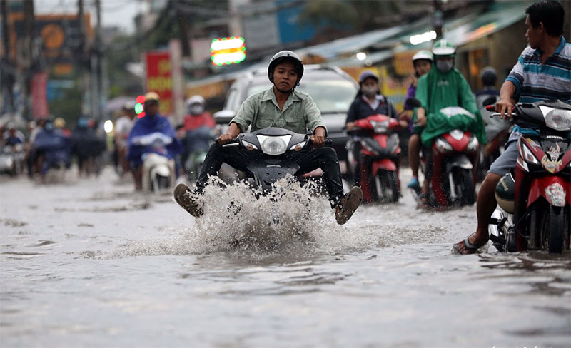 Người Sài Gòn tả tơi trong cơn mưa lớn kéo dài