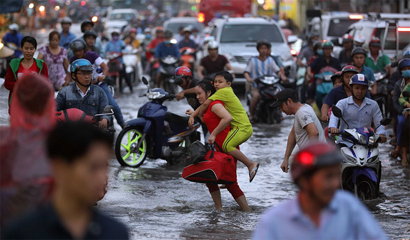 Người Sài Gòn tả tơi trong cơn mưa lớn kéo dài
