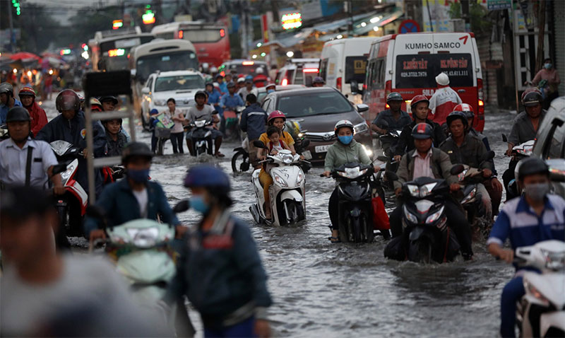 Người Sài Gòn tả tơi trong cơn mưa lớn kéo dài