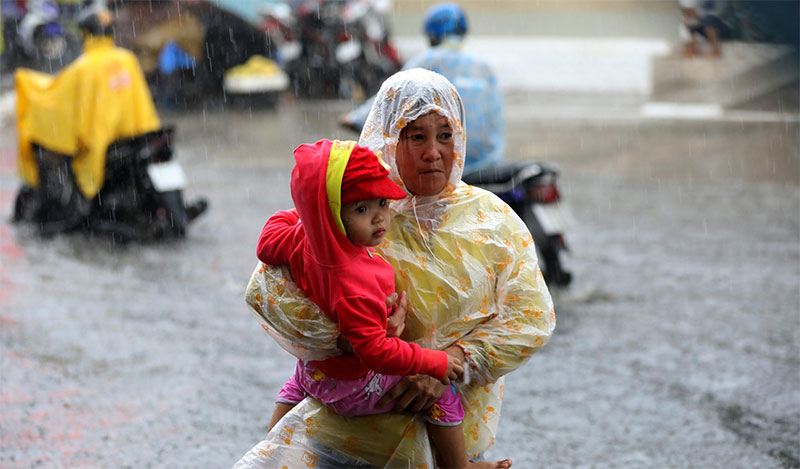 Người Sài Gòn tả tơi trong cơn mưa lớn kéo dài