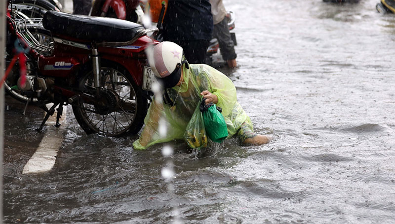 Người Sài Gòn tả tơi trong cơn mưa lớn kéo dài