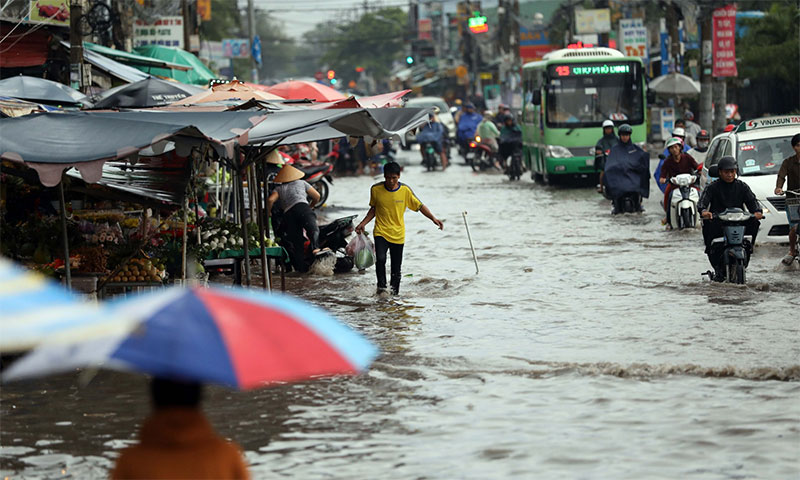 Người Sài Gòn tả tơi trong cơn mưa lớn kéo dài