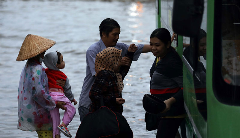 Người Sài Gòn tả tơi trong cơn mưa lớn kéo dài
