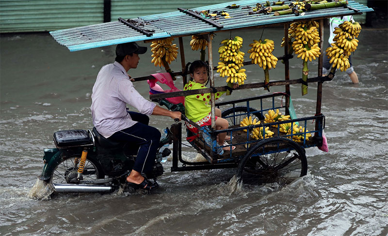 Người Sài Gòn tả tơi trong cơn mưa lớn kéo dài