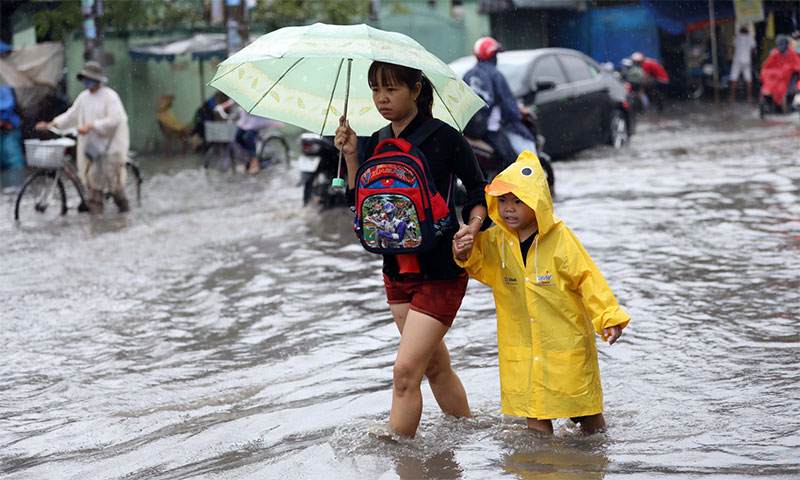 Người Sài Gòn tả tơi trong cơn mưa lớn kéo dài