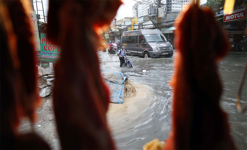 Người Sài Gòn tả tơi trong cơn mưa lớn kéo dài