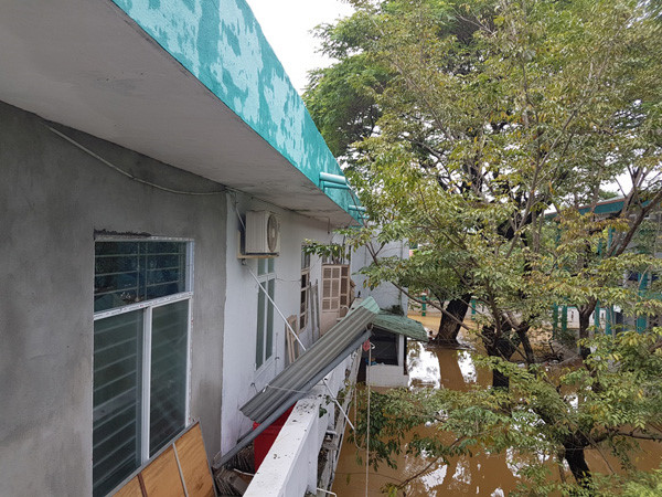 Mất điện nước, bệnh viện bị cô lập trong lũ mổ cứu 6 sản phụ