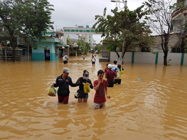 Mất điện nước, bệnh viện bị cô lập trong lũ mổ cứu 6 sản phụ