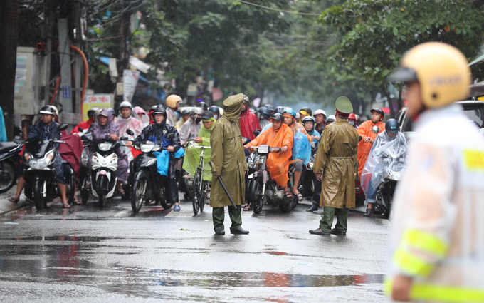Người Đà Nẵng đổ ra đường xem đoàn xe APEC