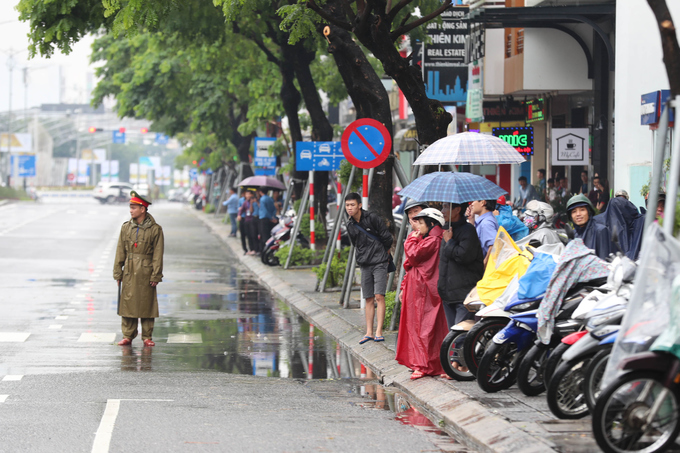 Người Đà Nẵng đổ ra đường xem đoàn xe APEC