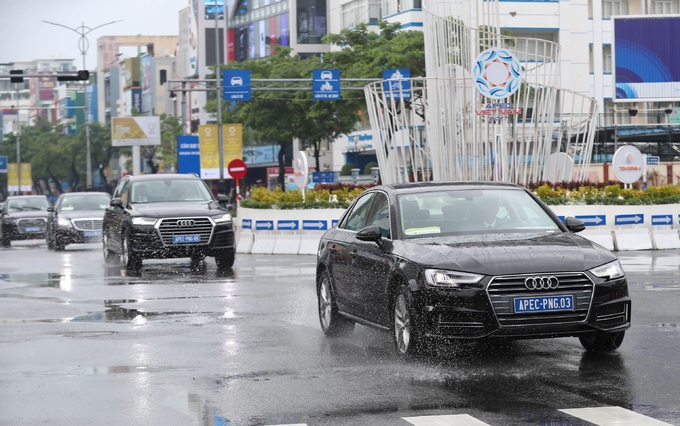 Người Đà Nẵng đổ ra đường xem đoàn xe APEC